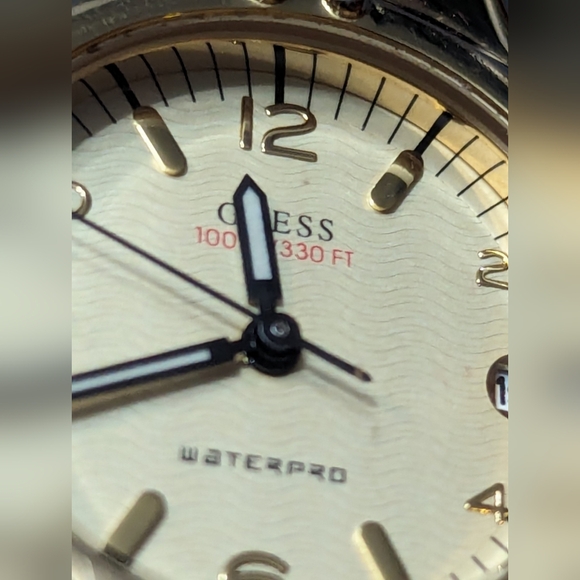 GUESS 100M WATERPRO WOMENS WATCH gold TONE RUNNING NEW BATTERY - Picture 6 of 12